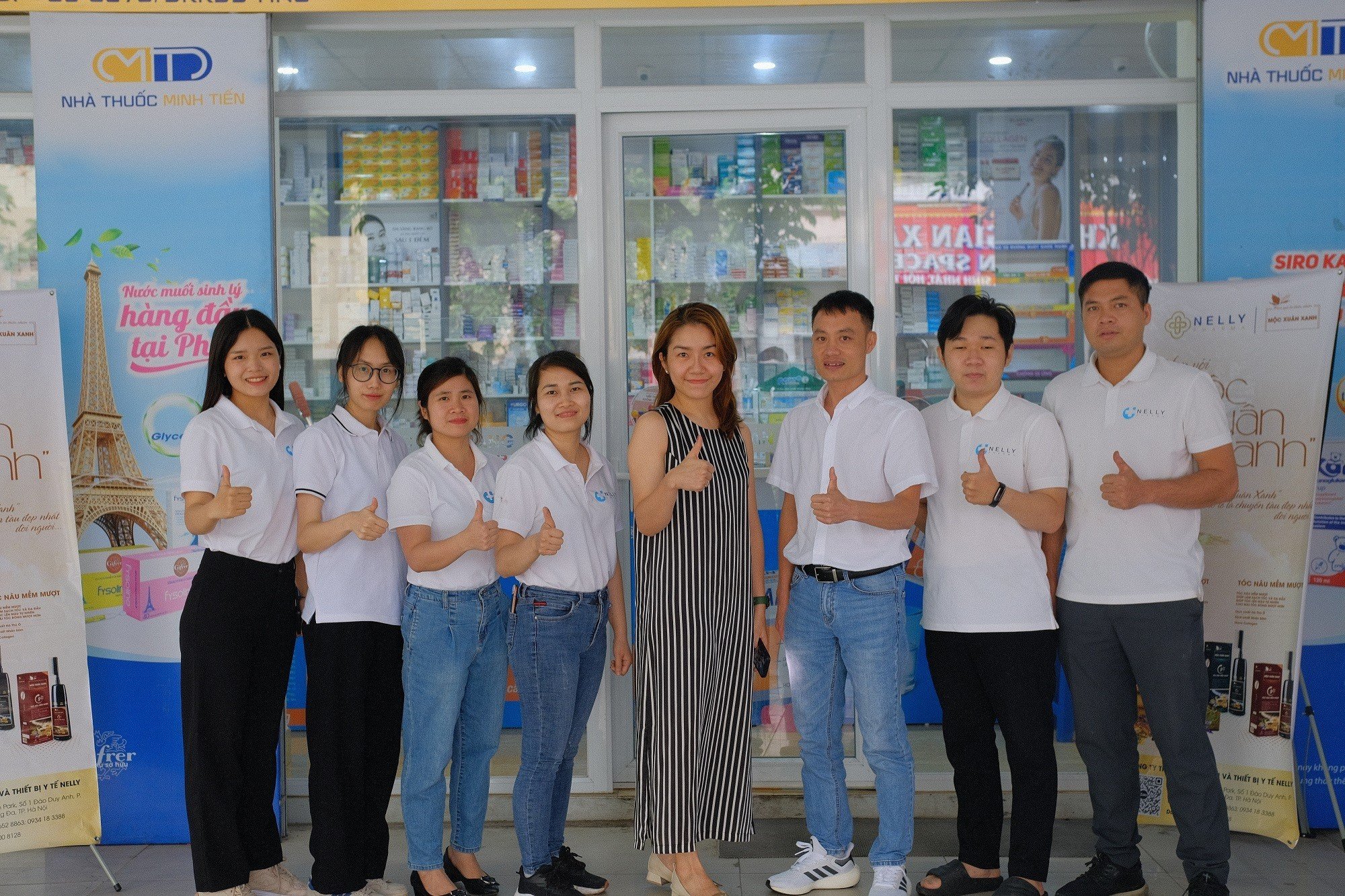 Đội ngũ Nelly Pharma chụp ảnh cùng chị Hương - chủ nhà thuốc Minh Tiến